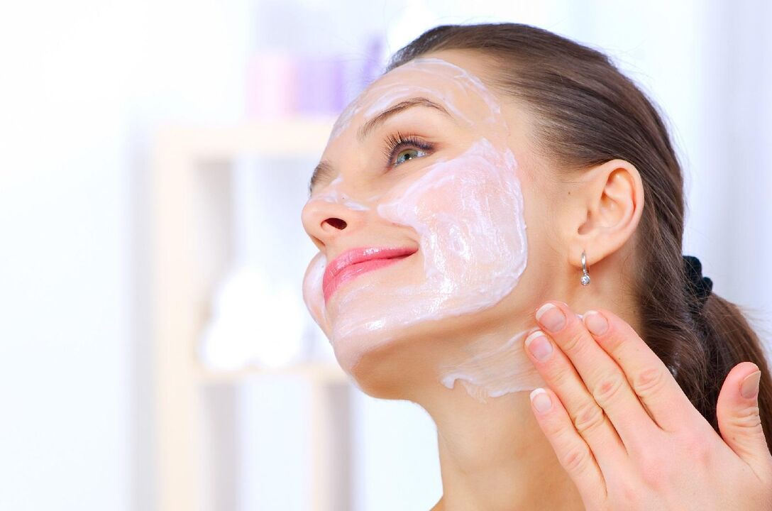 A woman rejuvenates her face using a homemade mask